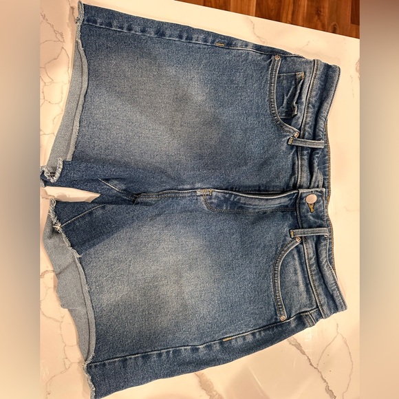 🌸NYDJ Statement Lift X Tuck Denim Shorts Size 31 Like New🌸 - Picture 1 of 8